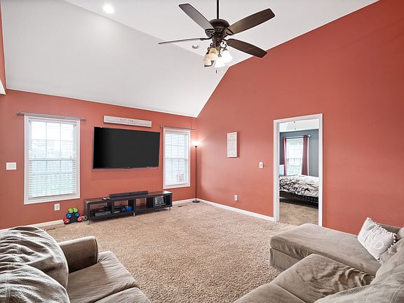 5th image of 676 Fox Trail Ct