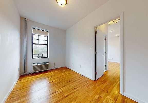 4th image of 240 Waverly Pl APT 25