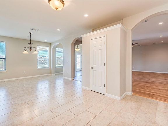 5th image of 222 Woodbrook Trl