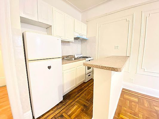 4th image of 41-25 44th St APT B1