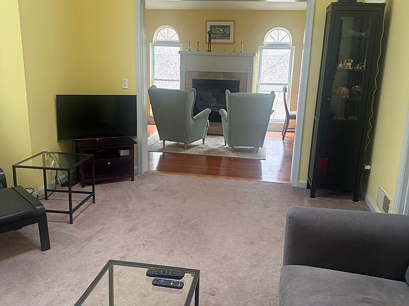 Living room/sitting area with gas fireplace