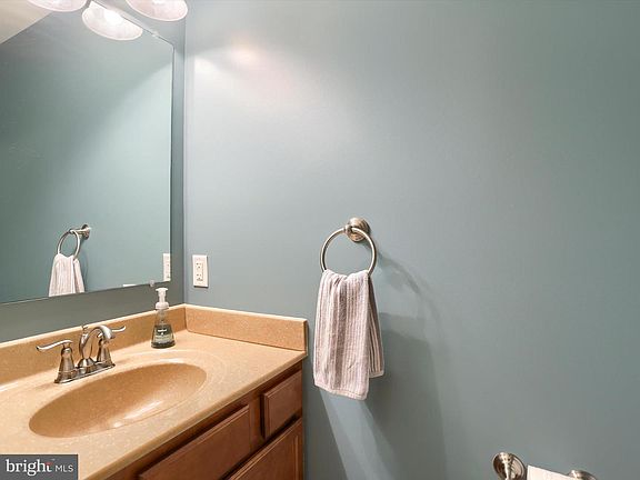 5th image of 8 Brook Side Dr