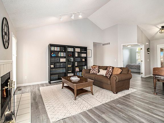 5th image of 3972 Palisades Blvd