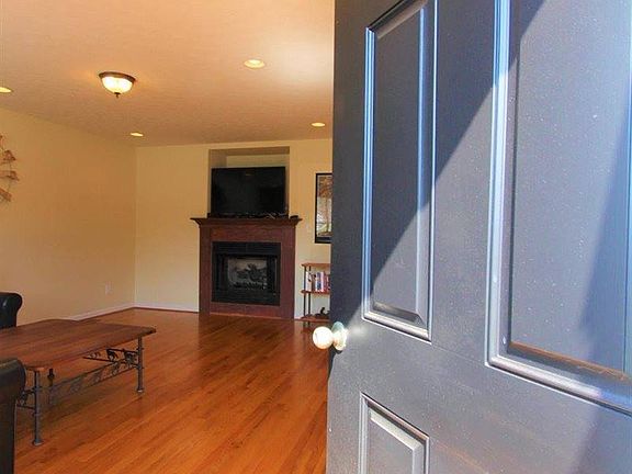 3rd image of 631 Wyndhurst Dr