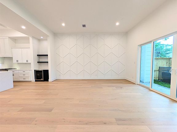 4th image of 833 W 25th St