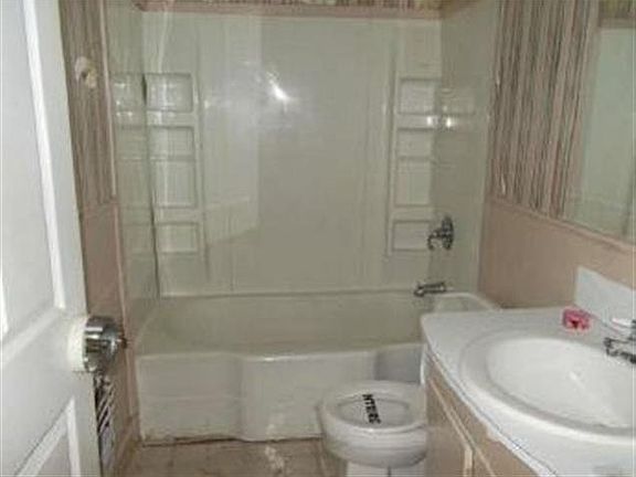 5th image of 3811 Hays Ave