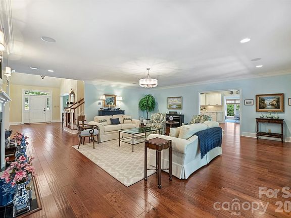 3rd image of 929 Wessington Manor Ln