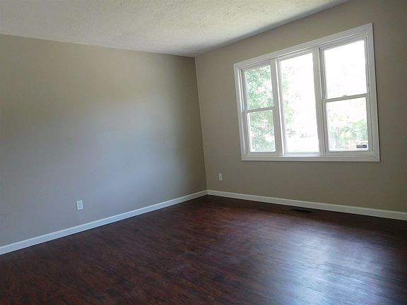 3rd image of 500 N Robin Dr