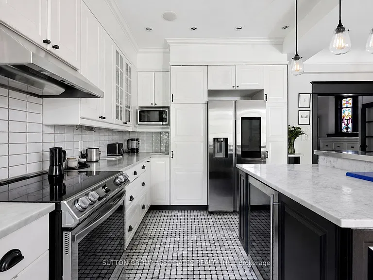33 Albany Ave — Photo 15