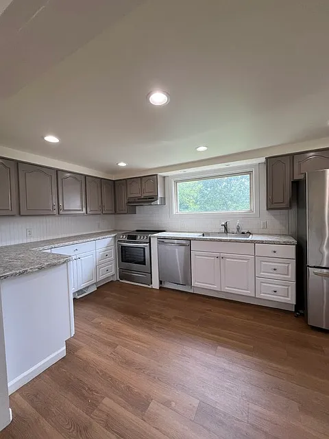 3 bed, 1.5 bath, 2300 sqft, $2,500 — Photo 1