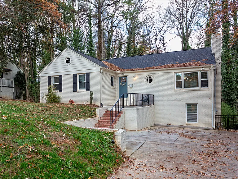 2606 Wade Ave — Photo 1