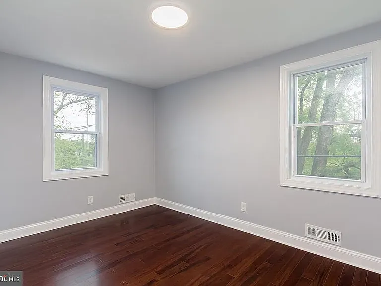 837 Tolna St — Photo 10
