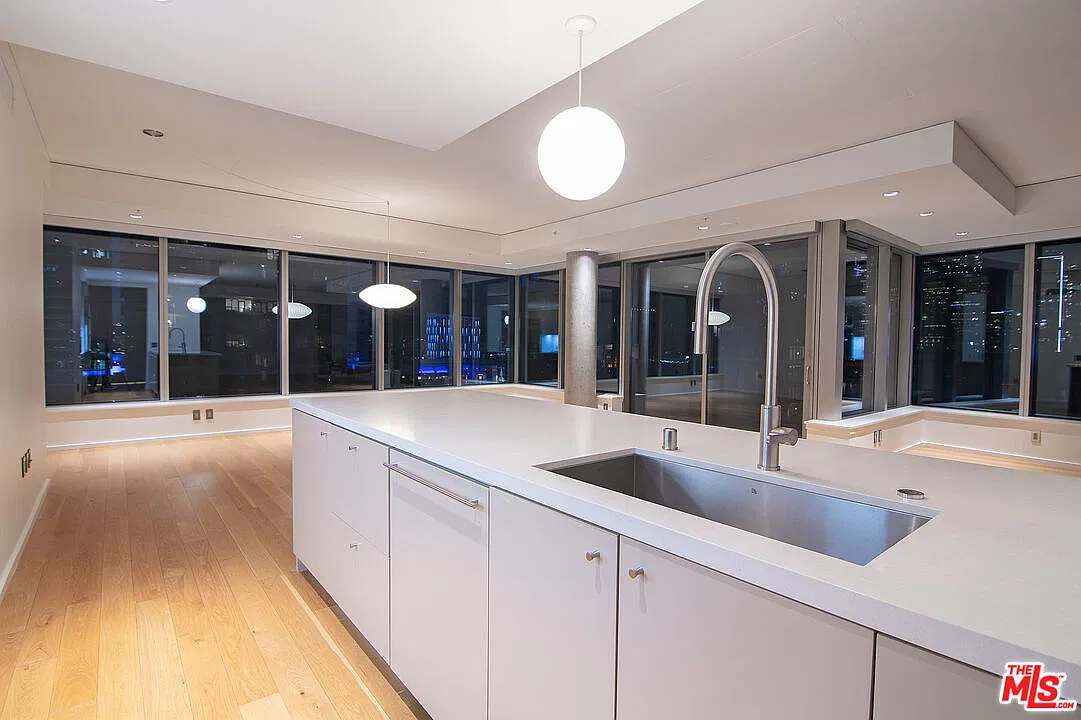 2 bed, 2.5 bath, 2320 sqft, $6,700 — Photo 4