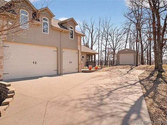 3rd image of 890 Anemone Rd