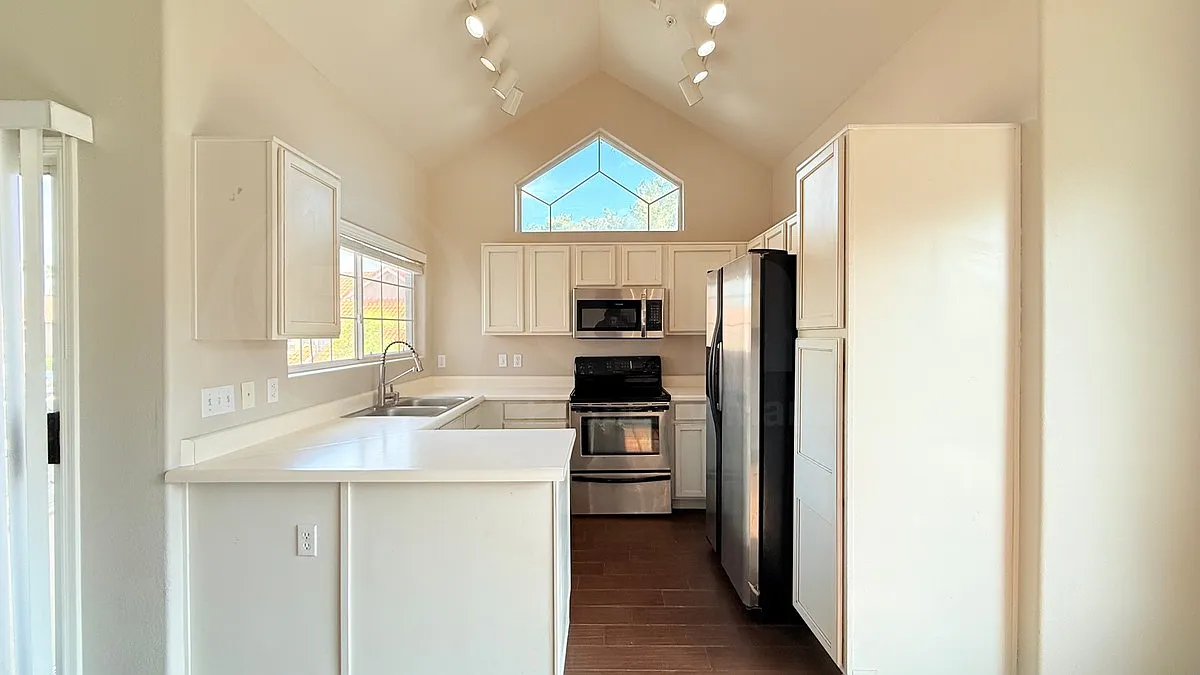 2 bed, 2.0 bath, 890 sqft, $1,749 — Photo 4