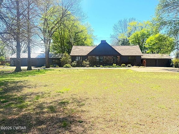 3rd image of 1595 Lake Dr