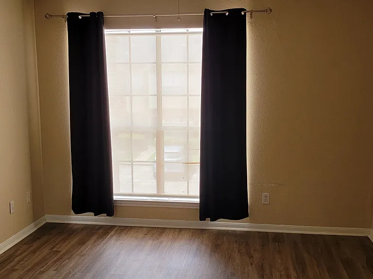 2nd bedroom with tall high ceiling fan