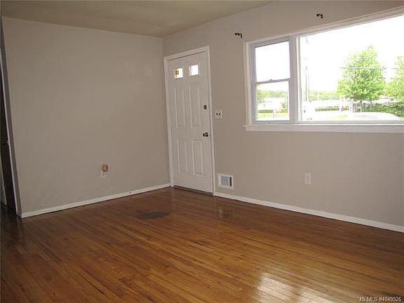 4th image of 7 Laurel Blvd