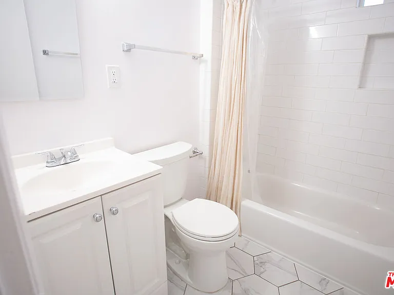 11674 La Grange Ave — Photo 16