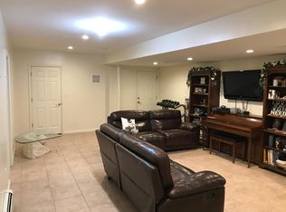 28 Chicory Ln, Huntington, NY 11743