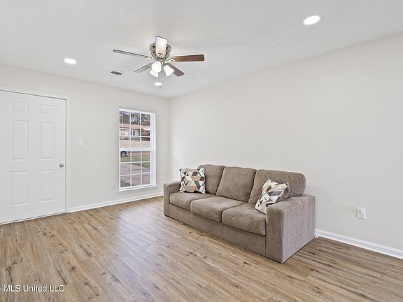 5th image of 2948 Caffey St