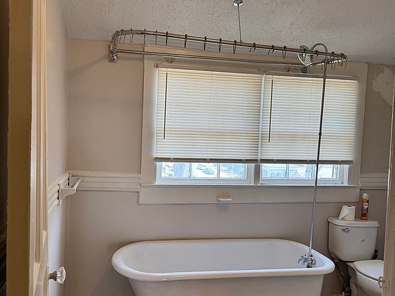 3rd image of 698 Queen St SW APT 4