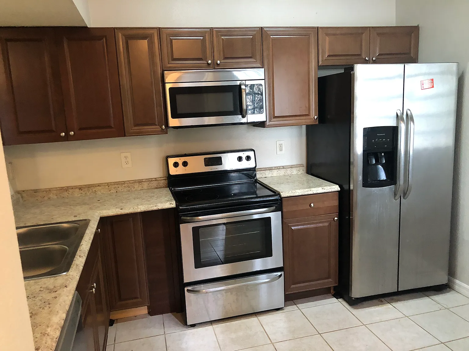 3 bed, 1151 sqft, $1,875 — Photo 2