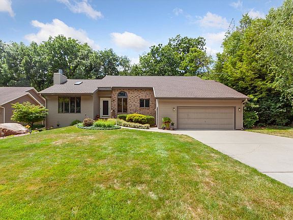 3rd image of 1807 Royal Oaks Dr