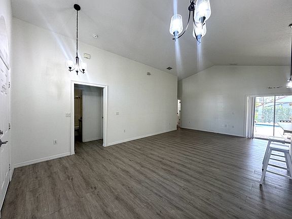 4th image of 308 Robin Rd