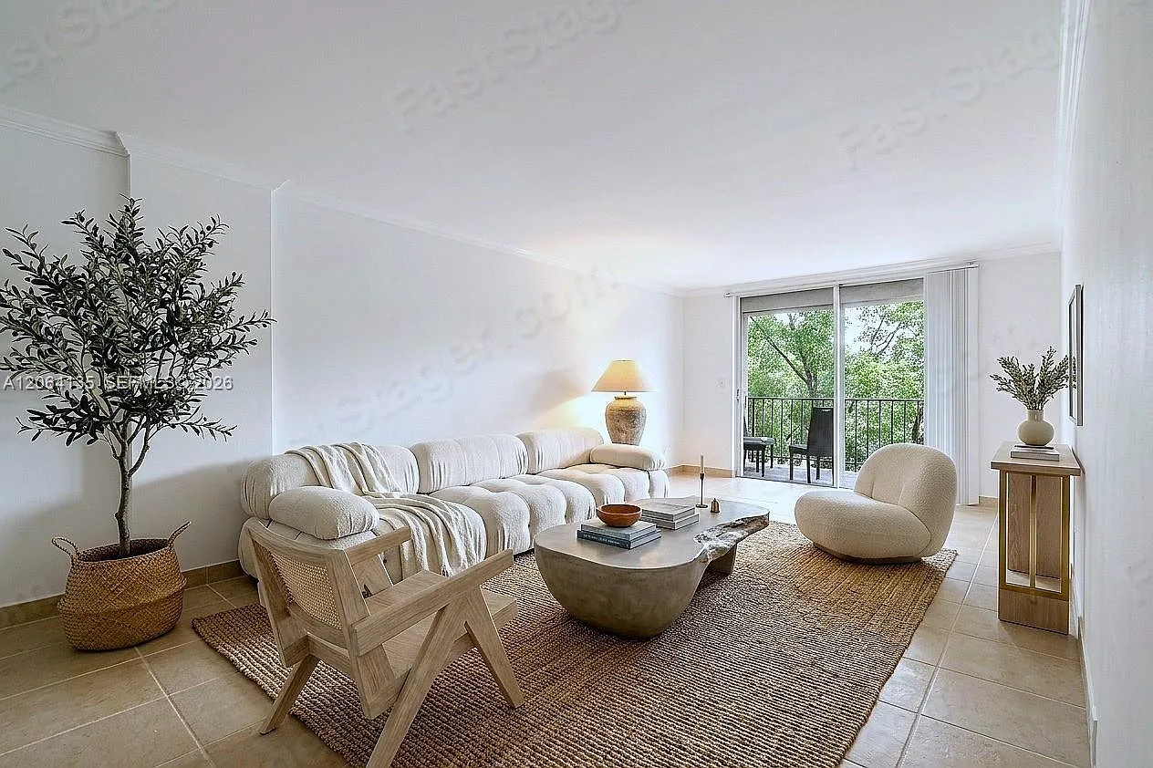 Three Horizons South Cond — Photo 1