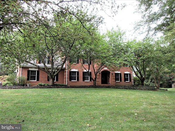 4th image of 912 Saint Eva Ln