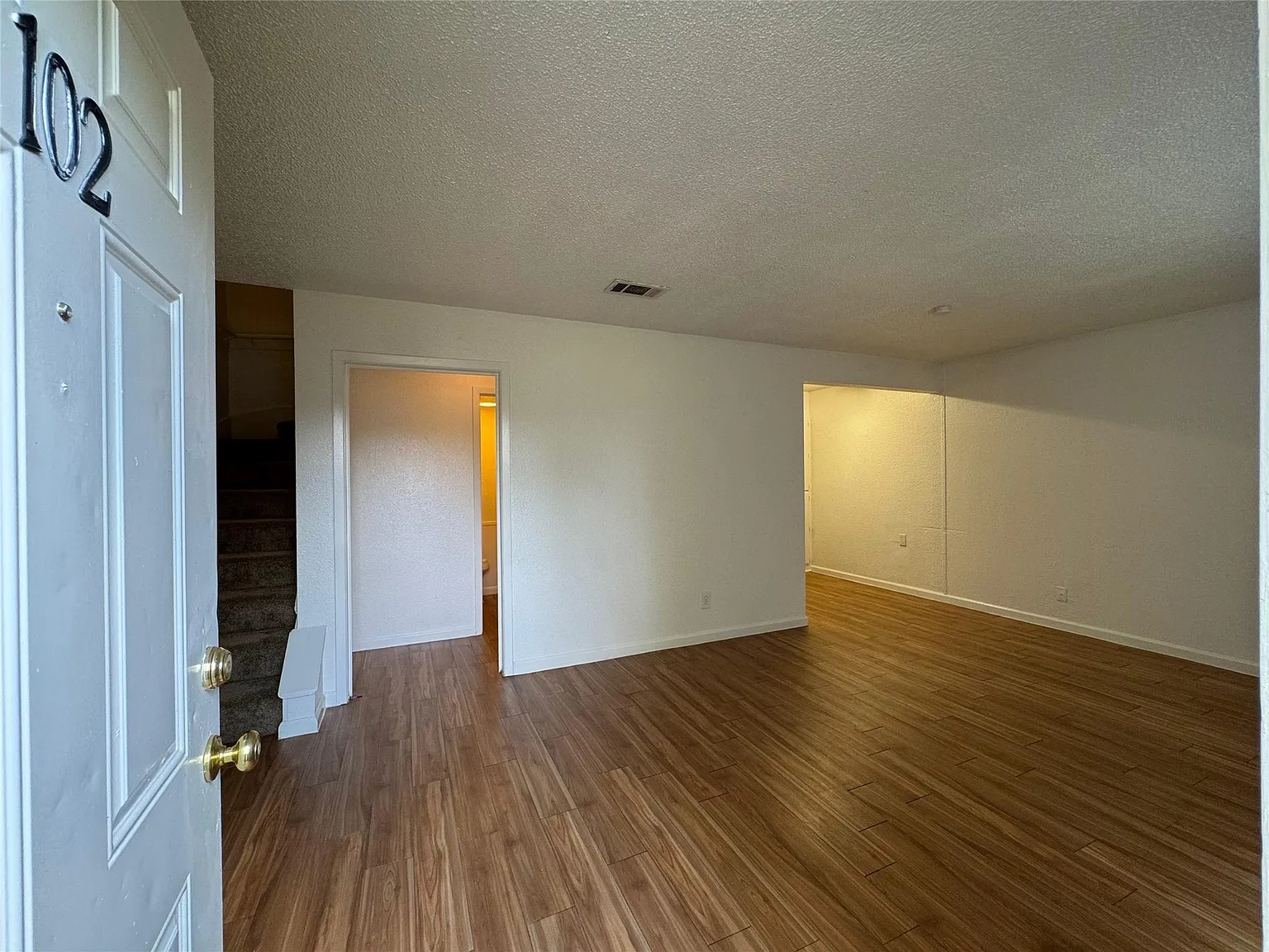 2 bed, 1.5 bath, 943 sqft, $1,667 — Photo 2