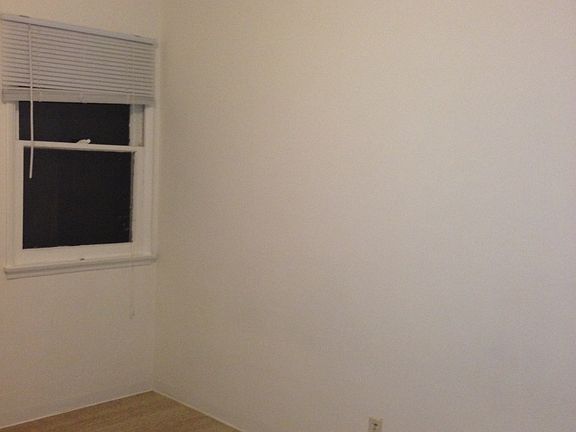 4th image of 11850 Oxnard St