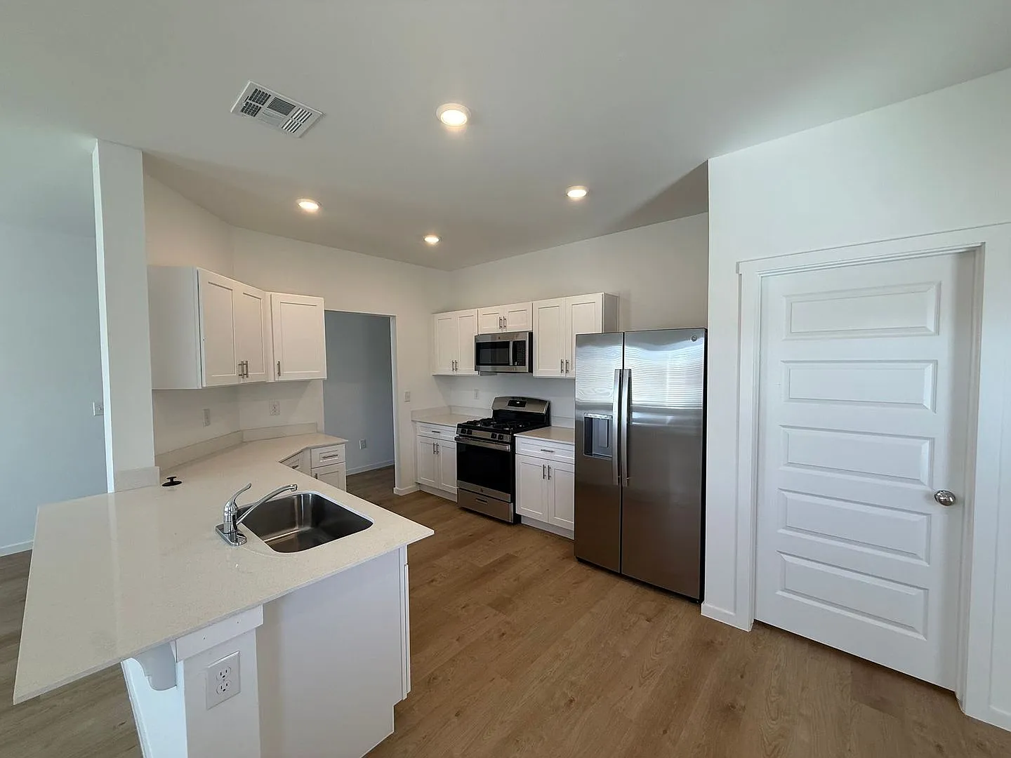 Brand New 3 Bedroom 2 Bathroom Home in Mustang Schools — Photo 4