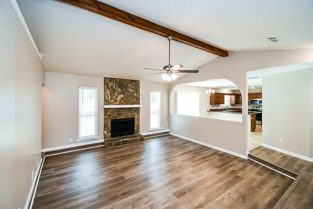 3 bed, 2.0 bath, 1351 sqft, $1,830 — Photo 4