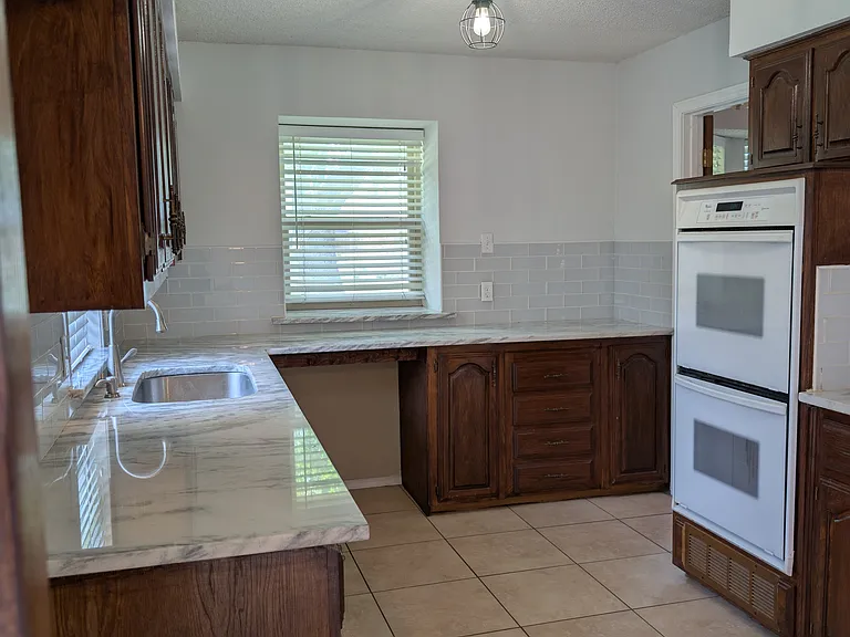 1609 Geneva Ln — Photo 4