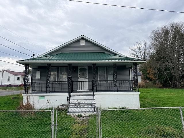 1st image of 320 Martin Ave E