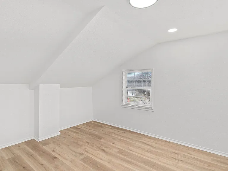1032 E Tucker St — Photo 5