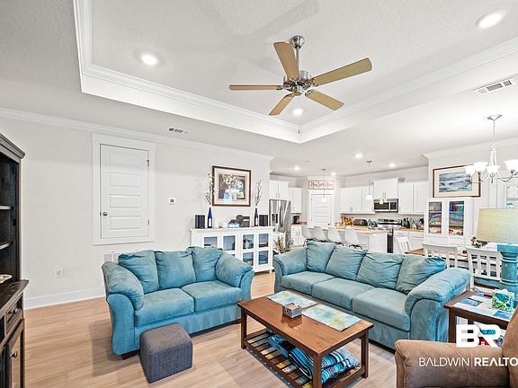 3rd image of 9951 Lakeview Dr