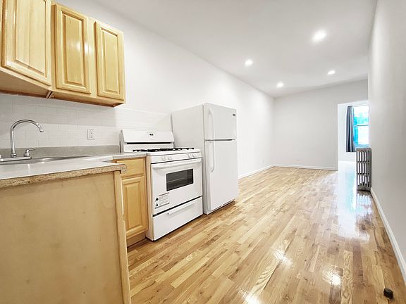 2nd image of 211 Green St APT 2R