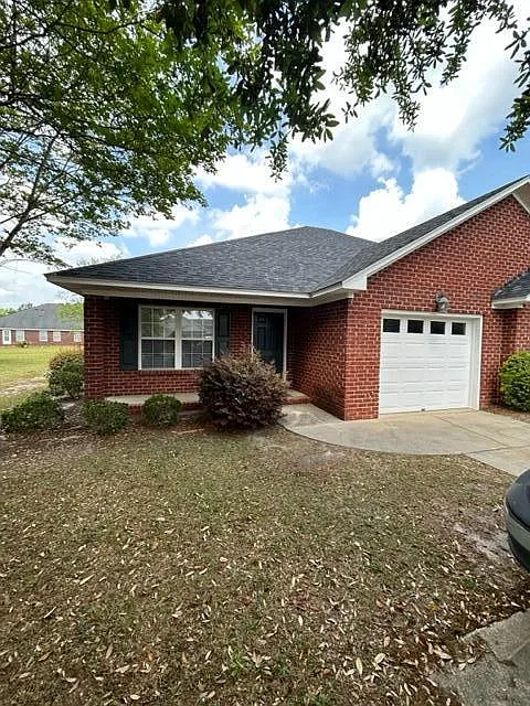 3 bed, 2.0 bath, 1300 sqft, $1,550 — Photo 2