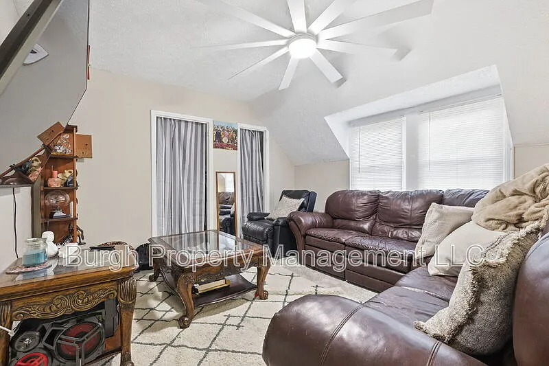 2 bed, 1.0 bath, $1,100 — Photo 2