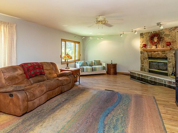 5th image of 610 Flagstaff Ln