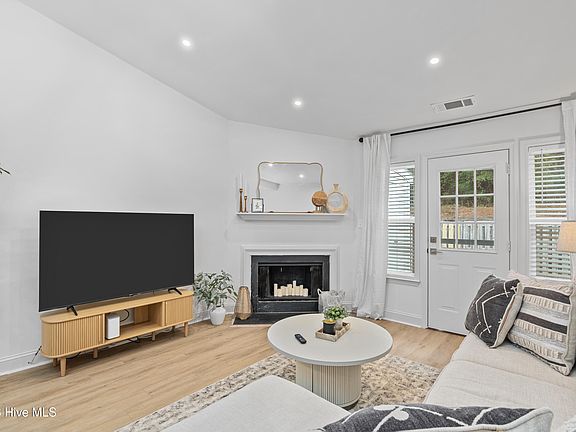 3rd image of 2015 Saba Drive