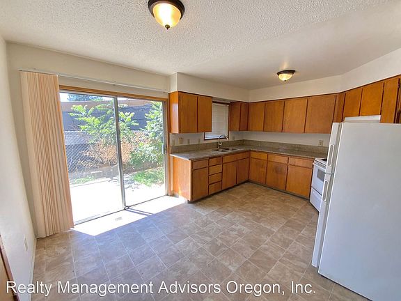 2nd image of 1412 SE Oak St #3