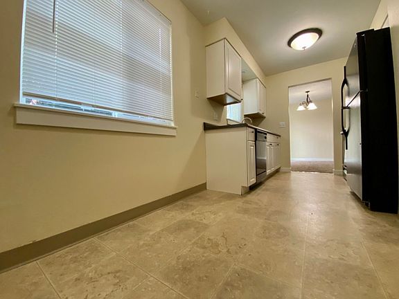 5th image of 9027 SE Stark St #0