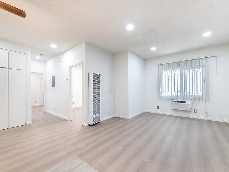 1138 S Grand View St — Photo 5