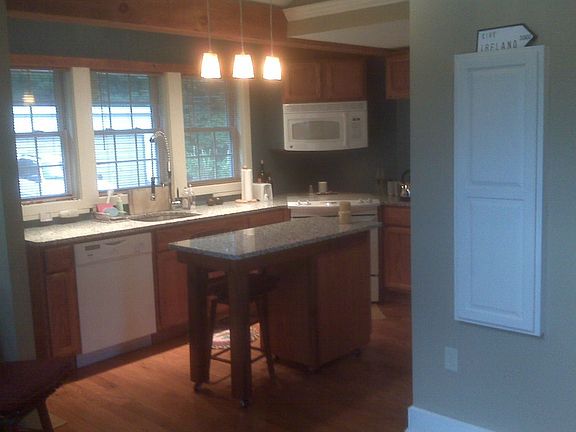 Kitchen w/walk-in pantry