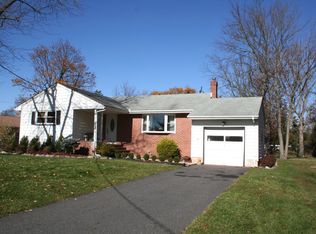 4 Parsons Rd, Kendall Park, NJ 08824