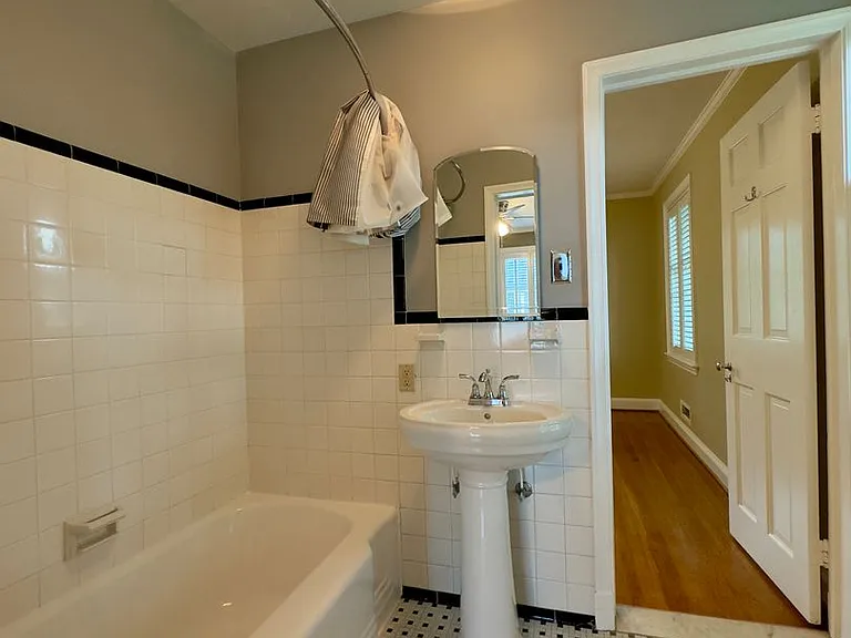 115 E Northern Pkwy — Photo 37